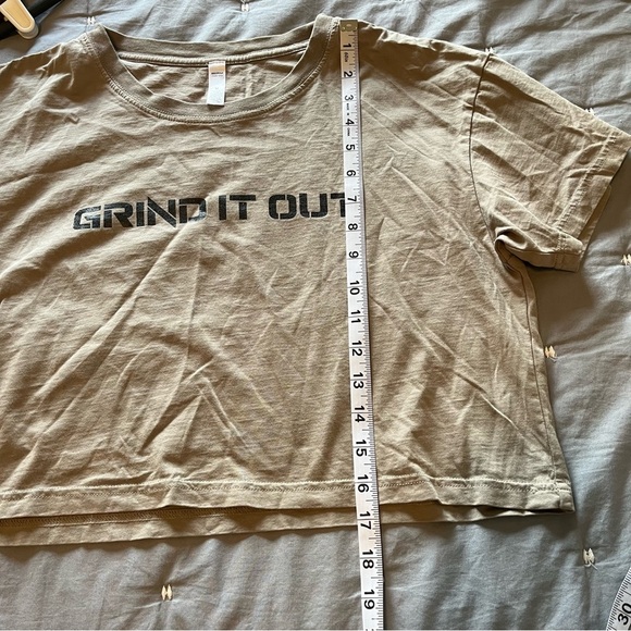 Women's "Grind it Out" Stimulate Fitness Walnut Gray Workout Crop Tee Sz Med - Picture 6 of 6